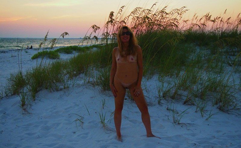 fotos de esposas nuas em praias (13)