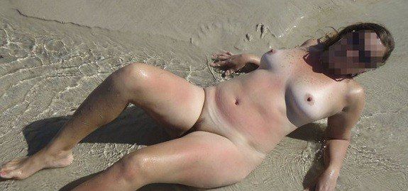 Esposa safada quase nua na praia