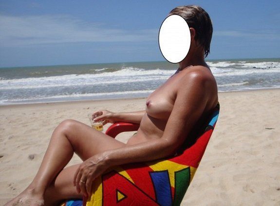 Casada pelada na praia de nudismo