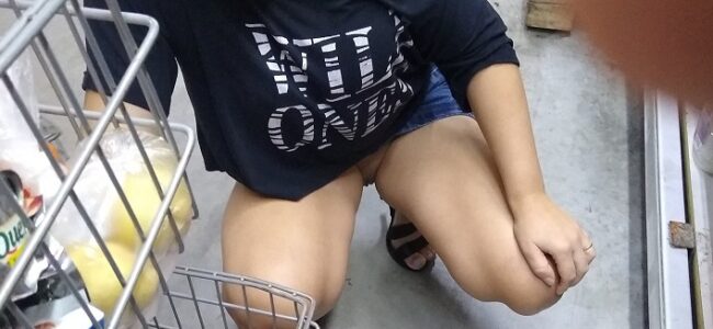 Esposa no supermercado sem calcinha