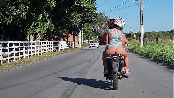 Flagra real na esposa pelada na garupa da moto