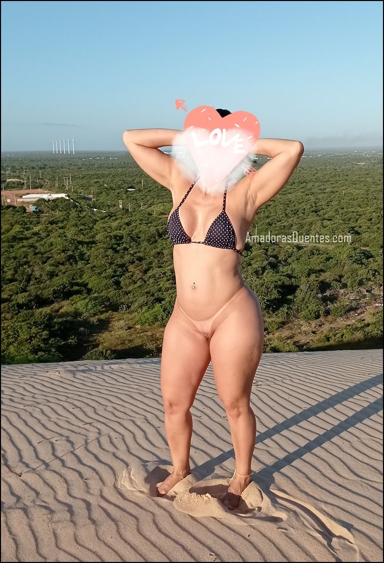 Esposa de férias pelada na praia Amadoras Quentes