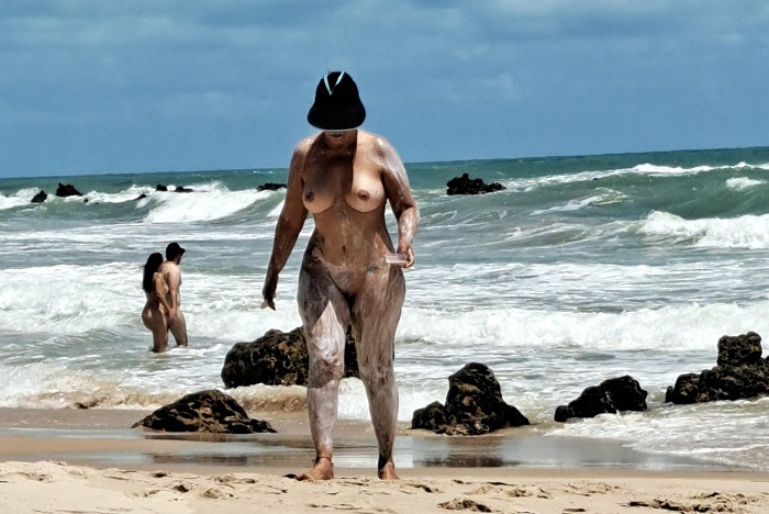 Fotos da coroa gostosa nua na praia de nudismo